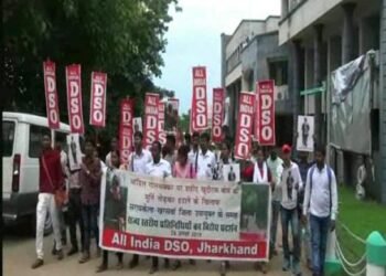 चांडिल : खुदीराम बोस की प्रतिमा हटाये जाने के विरोध में एआईडीएसओ ने निकाली रैली, प्रदर्शन कर पुन: प्रतिमा स्थापित करने की मांग