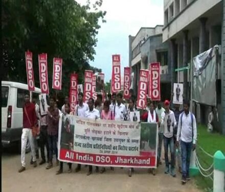 चांडिल : खुदीराम बोस की प्रतिमा हटाये जाने के विरोध में एआईडीएसओ ने निकाली रैली, प्रदर्शन कर पुन: प्रतिमा स्थापित करने की मांग चांडिल : खुदीराम बोस की प्रतिमा हटाये जाने के विरोध में एआईडीएसओ ने निकाली रैली, प्रदर्शन कर पुन: प्रतिमा स्थापित करने की मांग