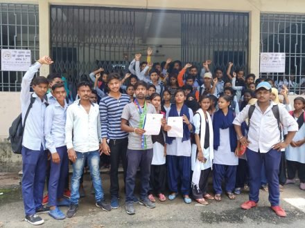 इंटर फर्स्ट इयर में फेल किये जाने का मामला : छात्र आजसू ने डीईओ ऑफिस घेरा व हंगामा मचाया, छात्रहित में 11वीं की कंपार्टमेंटल परीक्षा कराने की मांग इंटर फर्स्ट इयर में फेल किये जाने का मामला : छात्र आजसू ने डीईओ ऑफिस घेरा व हंगामा मचाया, छात्रहित में 11वीं की कंपार्टमेंटल परीक्षा कराने की मांग