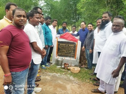 जामुआ में सांसद व विधायक ने किया पीएम ग्राम सड़क योजना का शिलान्यास, कई कार्यक्रम रद्द जामुआ में सांसद व विधायक ने किया पीएम ग्राम सड़क योजना का शिलान्यास, कई कार्यक्रम रद्द