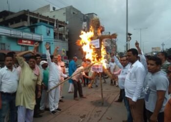आदित्यपुर : बिजली की दर में वृद्धि के खिलाफ राजद ने झारखंड सरकार का पुतला फूंका, वृद्धि वापस नहीं लेने पर उग्र आंदोलन की चेतावनी