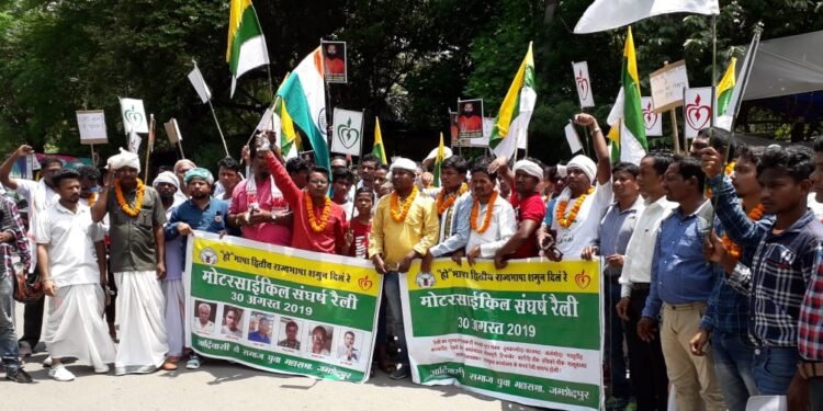 Jamshedpur : सरना धर्म कोड के लिए सड़क पर उतरा आदिवासी समुदाय, दी राज्य व केंद्र सरकार को चेतावनी Jamshedpur : सरना धर्म कोड के लिए सड़क पर उतरा आदिवासी समुदाय, दी राज्य व केंद्र सरकार को चेतावनी