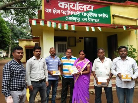 चाकुलिया : वन विभाग ने किया टॉर्च वितरण चाकुलिया : वन विभाग ने किया टॉर्च वितरण