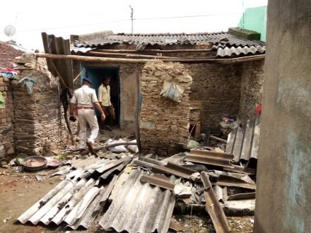 कुकड़ू हाट में पांच पुलिसकर्मियों की हत्या मामले में पुलिस की कार्रवाई, मास्टर माइंड का घर कुर्क कुकड़ू हाट में पांच पुलिसकर्मियों की हत्या मामले में पुलिस की कार्रवाई, मास्टर माइंड का घर कुर्क