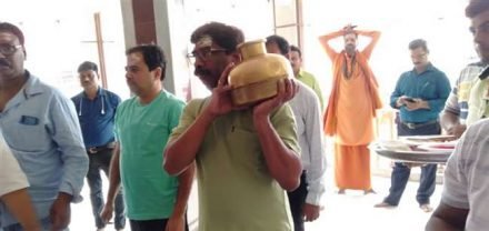 झारखंड चुनावी घमासान : झामुमो के कार्यकारी अध्यक्ष हेमंत सोरेन ने बाबा बैद्यनाथ के दरबार में टेका माथा, भाजपा के राष्ट्रीय कार्यकारी अध्यक्ष जेपी नड्डा ने बोला-झारखंड में विपक्ष साफ, भाजपा की जीत तय, पश्चिम बंगाल से ममता भी होगी साफ झारखंड चुनावी घमासान : झामुमो के कार्यकारी अध्यक्ष हेमंत सोरेन ने बाबा बैद्यनाथ के दरबार में टेका माथा, भाजपा के राष्ट्रीय कार्यकारी अध्यक्ष जेपी नड्डा ने बोला-झारखंड में विपक्ष साफ, भाजपा की जीत तय, पश्चिम बंगाल से ममता भी होगी साफ