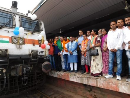 टाटानगर रेलवे स्टेशन में रांची की ट्रेन को दिखायी गयी हरी झंडी, खाली गयी ट्रेन टाटानगर रेलवे स्टेशन में रांची की ट्रेन को दिखायी गयी हरी झंडी, खाली गयी ट्रेन