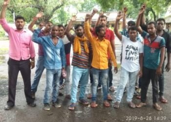आदित्यपुर नगर निगम के चालक ठेकेदार के खिलाफ गोलंद, थाना पर प्रदर्शन