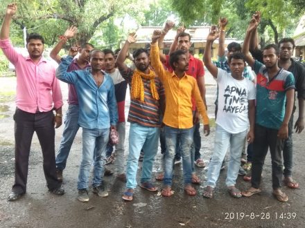 आदित्यपुर नगर निगम के चालक ठेकेदार के खिलाफ गोलंद, थाना पर प्रदर्शन आदित्यपुर नगर निगम के चालक ठेकेदार के खिलाफ गोलंद, थाना पर प्रदर्शन