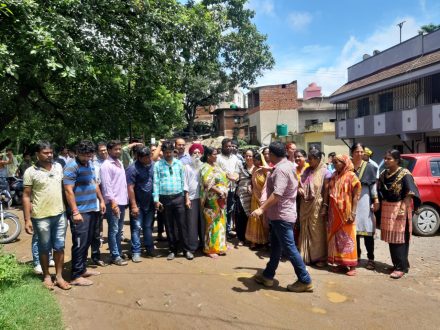 गोविंदपुर थीम पार्क के बीच से गुजरने वाला रास्ता बंद होगा, गुस्साएं लोग वन विभाग पर किया प्रदर्शन गोविंदपुर थीम पार्क के बीच से गुजरने वाला रास्ता बंद होगा, गुस्साएं लोग वन विभाग पर किया प्रदर्शन