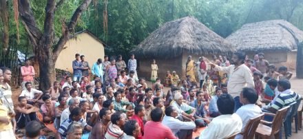 कुंवरदा में समीर महंती ने की ग्रामीणों के साथ बैठक कुंवरदा में समीर महंती ने की ग्रामीणों के साथ बैठक