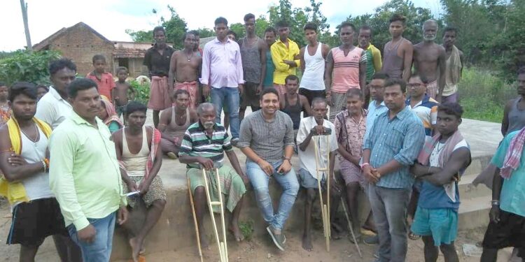 jamshedpur- rural- चाकुलिया के हाट में लोगों को कराया गया सोशल डिस्टेंस का पालन, पदाधिकारियों ने कुचियाशोली और शांतिनगर में खुली दुकानों को कराया बंद