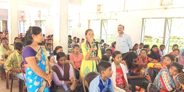 jamshedpur-rural-धरमबहाल में ग्रामीणों के साथ बैठक कर समस्याओं से अवगत हुए पूर्व जिला परिषद् राजू कर्मकार, समाधान करने का दिया आश्वासन jamshedpur-rural-धरमबहाल में ग्रामीणों के साथ बैठक कर समस्याओं से अवगत हुए पूर्व जिला परिषद् राजू कर्मकार, समाधान करने का दिया आश्वासन
