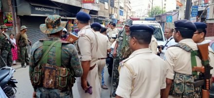 जमशेदपुर : जुगसलाई में लव जिहाद को लेकर तनाव, दो समुदायों में भिड़ंत के हालत, पुलिस तैनात जमशेदपुर : जुगसलाई में लव जिहाद को लेकर तनाव, दो समुदायों में भिड़ंत के हालत, पुलिस तैनात
