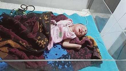 एमजीएम अस्पताल बच्ची लेकर पहुंची पुलिस, जिस महिला को लेकर आई पुलिस वह महिला अलग, गुड़ाबांधा के जंगल में मिली है बच्ची, परसो जिस माँ-बाप का बच्चा गायब हुआ, उसने बोला मेरा है बच्चा एमजीएम अस्पताल बच्ची लेकर पहुंची पुलिस, जिस महिला को लेकर आई पुलिस वह महिला अलग, गुड़ाबांधा के जंगल में मिली है बच्ची, परसो जिस माँ-बाप का बच्चा गायब हुआ, उसने बोला मेरा है बच्चा