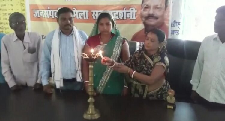 साकची में रामलीला मैदान के पास सड़क चौड़ीकरण कार्य में अड़ंगा, संवेदक से उलझे दुकानदार साकची में रामलीला मैदान के पास सड़क चौड़ीकरण कार्य में अड़ंगा, संवेदक से उलझे दुकानदार