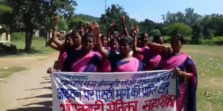 कुकड़ू में बेटी बचाओ बेटी पढ़ाओ अभियान के तहत आंगनबाड़ी कर्मियों व कर्मचारियों ने ली शपथ