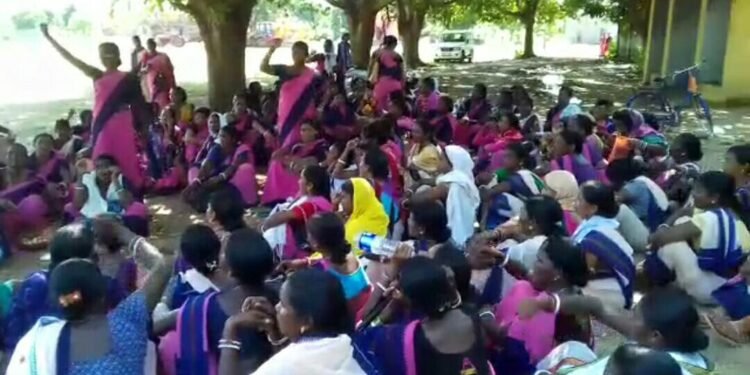 Adityapur : आदित्यपुर में सरायकेला-खरसावां भाजपा महिला मोर्चा ने मुख्यमंत्री का पुतला फूंका, इस्तीफे की मांग