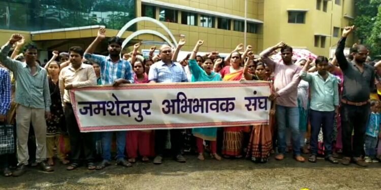 jamshedpur-guardians-जमशेदपुर अभिभावक संघ डीसी के पास पहुंचा, स्कूलों की मनमानी के खिलाफ उठायी गयी आवाज-video