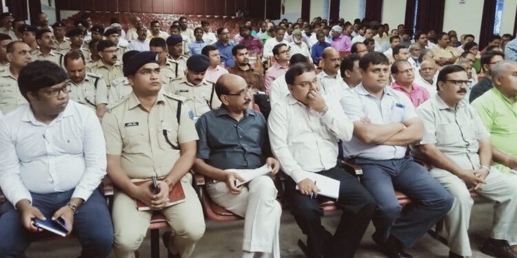 jamshedpur-administration-operation-जमशेदपुर में चला प्रशासन का डंडा, सड़कों पर बेवजह नियमों का उल्लंघन करने वाले पकड़े गये, ऑटो चालकों पर हुई कार्रवाई, मोटरसाइकिल चालकों को भी चेताया, मास्क के बगैर निकलने वाले अब जायेंगे जेल-video jamshedpur-administration-operation-जमशेदपुर में चला प्रशासन का डंडा, सड़कों पर बेवजह नियमों का उल्लंघन करने वाले पकड़े गये, ऑटो चालकों पर हुई कार्रवाई, मोटरसाइकिल चालकों को भी चेताया, मास्क के बगैर निकलने वाले अब जायेंगे जेल-video
