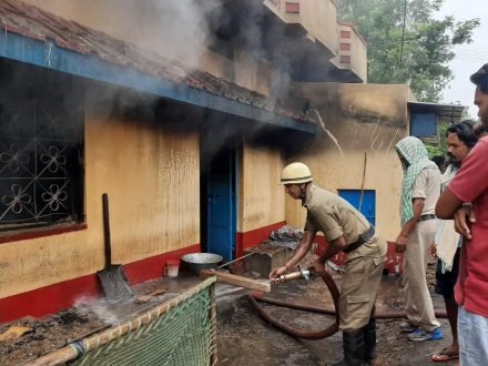 जमशेदपुर : बागबेड़ा के मकान में आग लगी, 70 हजार कैश समेत लाखों का नुकसान जमशेदपुर : बागबेड़ा के मकान में आग लगी, 70 हजार कैश समेत लाखों का नुकसान