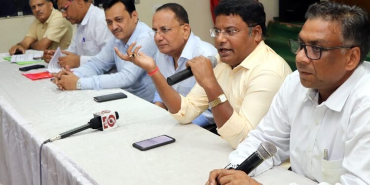 scci-meets-administration-सिंहभूम चेंबर ऑफ कॉमर्स ने दुकानों में हो रही चोरी पर जतायी चिंता, एसडीओ से कृषि बाजार समिति में मांगी सुरक्षा scci-meets-administration-सिंहभूम चेंबर ऑफ कॉमर्स ने दुकानों में हो रही चोरी पर जतायी चिंता, एसडीओ से कृषि बाजार समिति में मांगी सुरक्षा