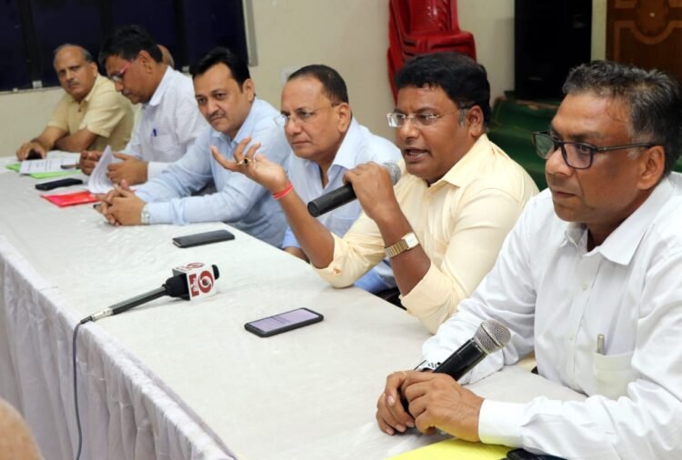 scci-meets-administration-सिंहभूम चेंबर ऑफ कॉमर्स ने दुकानों में हो रही चोरी पर जतायी चिंता, एसडीओ से कृषि बाजार समिति में मांगी सुरक्षा scci-meets-administration-सिंहभूम चेंबर ऑफ कॉमर्स ने दुकानों में हो रही चोरी पर जतायी चिंता, एसडीओ से कृषि बाजार समिति में मांगी सुरक्षा
