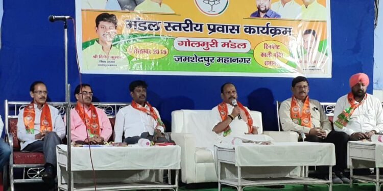 jharkhand-ex-cm-raghuvar-das-झारखंड के पूर्व मुख्यमंत्री रघुवर दास से मिले नवनियुक्त मंडलों के अध्यक्ष, जनसंघ काल के नेता की मौत के बाद परिजनों से मिलने पहुंचे रघुवर jharkhand-ex-cm-raghuvar-das-झारखंड के पूर्व मुख्यमंत्री रघुवर दास से मिले नवनियुक्त मंडलों के अध्यक्ष, जनसंघ काल के नेता की मौत के बाद परिजनों से मिलने पहुंचे रघुवर