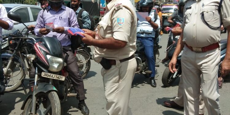 jamshedpur-unlock-1-जमशेदपुर के साकची बाजार में लगा दी ‘मंगला हाट’, सिटी एसपी व एसडीओ पहुंचे, कई की हुई गिरफ्तारी, सामान जब्त-video
