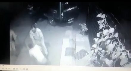 देखिये VIDEO : जमशेदपुर पुलिस का वायरल हुआ वीडियो, पुलिस किसी बेरहमी से कर रही ट्रक चालक की पिटाई देखिये VIDEO : जमशेदपुर पुलिस का वायरल हुआ वीडियो, पुलिस किसी बेरहमी से कर रही ट्रक चालक की पिटाई