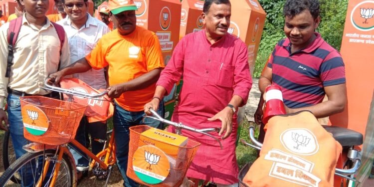 बहरागोड़ा के कोसाफलिया में शहीद गणेश हांसदा को श्रद्धांजलि देनेवालों का तांता, एलबीएसएम कॉलेज एनसीसी के साथी कैडेट पहुंचे, भाजयुमो, द टारगेट फाउंडेशन ने दी श्रद्धांजलि, शहीद के घर पहुंचे पूर्व राज्यसभा सांसद प्रदीप बलमुचु, शहीद के साथियों ने बनायी कलाकृति बहरागोड़ा के कोसाफलिया में शहीद गणेश हांसदा को श्रद्धांजलि देनेवालों का तांता, एलबीएसएम कॉलेज एनसीसी के साथी कैडेट पहुंचे, भाजयुमो, द टारगेट फाउंडेशन ने दी श्रद्धांजलि, शहीद के घर पहुंचे पूर्व राज्यसभा सांसद प्रदीप बलमुचु, शहीद के साथियों ने बनायी कलाकृति