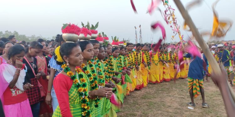 बहरागोड़ा बीडीओ ने प्रखंड कर्मियों के साथ बैठक कर की योजनाओं की समीक्षा बहरागोड़ा बीडीओ ने प्रखंड कर्मियों के साथ बैठक कर की योजनाओं की समीक्षा