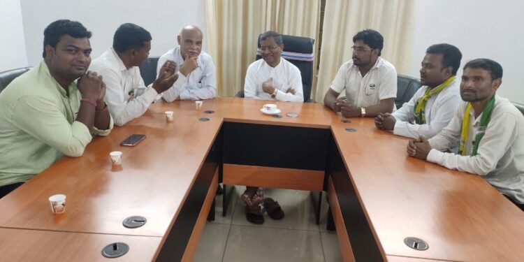 चाकुलिया सीएचसी परिसर में डॉक्टर और स्वास्थ्य कर्मियों की हुई बैठक, जब तक कार्रवाई और सुरक्षा की व्यवस्था नहीं मिलती तब तक ओपीडी सेवा रहेगी बंद, सीएचसी प्रभारी ने कहा-Video चाकुलिया सीएचसी परिसर में डॉक्टर और स्वास्थ्य कर्मियों की हुई बैठक, जब तक कार्रवाई और सुरक्षा की व्यवस्था नहीं मिलती तब तक ओपीडी सेवा रहेगी बंद, सीएचसी प्रभारी ने कहा-Video