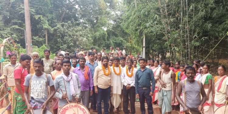 चाकुलिया : बिरसा मुंडा के शहादत दिवस पर विधायक ने किया माल्यार्पण चाकुलिया : बिरसा मुंडा के शहादत दिवस पर विधायक ने किया माल्यार्पण