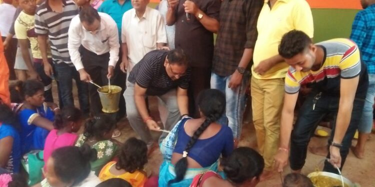 jamshedpur-administration-action-for-durga-puja-जमशेदपुर में जिला प्रशासन ने की दुर्गा पूजा को लेकर तैयारी, एसडीओ व एडीएम ने किया विभिन्न घाटों का निरीक्षण, पूजा समितियों को निर्धारित समय में करना होगा विसर्जन