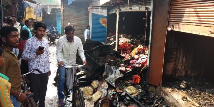 saraikela-fire-गम्हरिया के तेल चेंबर में लगी आग, मची अफरा-तफरी-video