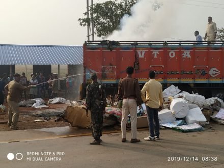 Bahragoda : ट्रक में लगी अचानक आग, सामान जला दमकल कर्मियों ने आग पर पाया काबू Bahragoda : ट्रक में लगी अचानक आग, सामान जला दमकल कर्मियों ने आग पर पाया काबू