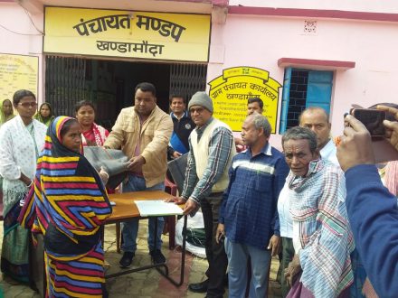 बहरागोड़ा के खंडामौदा गांव में कंबल वितरण बहरागोड़ा के खंडामौदा गांव में कंबल वितरण