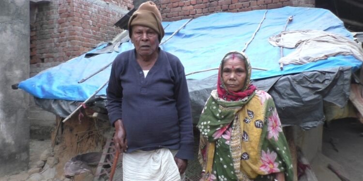चाकुलिया : सरकारी उपेक्षा के कारण गांव तक ही सिमट पर रह गयी ग्रामीण प्रतिभा, दुर्गा प्रसाद हांसदा केंदरी बनाकर उसे हाट में बेचने पर विवश चाकुलिया : सरकारी उपेक्षा के कारण गांव तक ही सिमट पर रह गयी ग्रामीण प्रतिभा, दुर्गा प्रसाद हांसदा केंदरी बनाकर उसे हाट में बेचने पर विवश