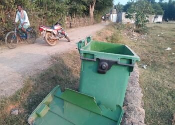 jamshedpur-rural-सरडीहा के ग्रामीणों अपनी विभिन्न समस्याओं को लेकर प्रखंड कार्यालय घेरा, बीडीओ को समस्याओं से अवगत कराया, जल्द समाधान की मांग jamshedpur-rural-सरडीहा के ग्रामीणों अपनी विभिन्न समस्याओं को लेकर प्रखंड कार्यालय घेरा, बीडीओ को समस्याओं से अवगत कराया, जल्द समाधान की मांग