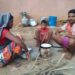चाकुलिया : कालिंदी टोला के गरीबों के घर में शोभा की वस्तु बन कर रह गया है गैस चूल्हा व सिलेंडर, आर्थिक समस्या के कारण आज भी महिलाएं लकड़ी के चूल्हा पर पकाती हैं खाना