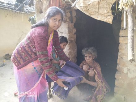 झरिया गांव की वार्ड पार्षद ने सबरों के बीच किया कंबल वितरण झरिया गांव की वार्ड पार्षद ने सबरों के बीच किया कंबल वितरण