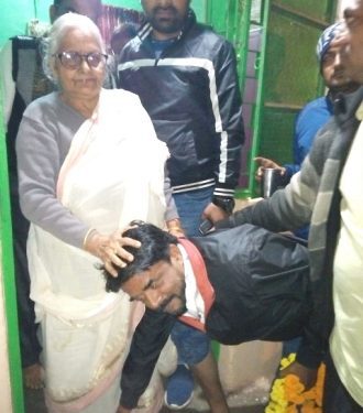 चाकुलिया-जोड़ाम मुख्य सड़क पर आंधी से गिरा बिजली का खंभा चाकुलिया-जोड़ाम मुख्य सड़क पर आंधी से गिरा बिजली का खंभा