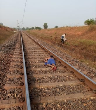 चाकुलिया-कोकपाड़ा स्टेशन के बीच रेलवे ट्रेक पर मिली लाश चाकुलिया-कोकपाड़ा स्टेशन के बीच रेलवे ट्रेक पर मिली लाश