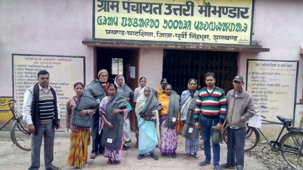 घाटशिला में जरूरतमंदों के बीच हुआ कंबल वितरण घाटशिला में जरूरतमंदों के बीच हुआ कंबल वितरण