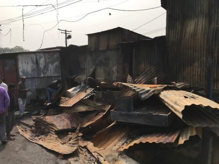 jamshedpur-fire-बारीडीह बाजार में आग से करोड़ो का नुकसान, 50 दुकाने जलकर खाक, राख में आस ढुंढते दिखे दुकानदार, सरयू, अभय, गौरव देर रात पहुंचे, मुख्यमंत्री सुबह पहुंचकर दिया आश्वासन, दुकानदारों से मिले jamshedpur-fire-बारीडीह बाजार में आग से करोड़ो का नुकसान, 50 दुकाने जलकर खाक, राख में आस ढुंढते दिखे दुकानदार, सरयू, अभय, गौरव देर रात पहुंचे, मुख्यमंत्री सुबह पहुंचकर दिया आश्वासन, दुकानदारों से मिले