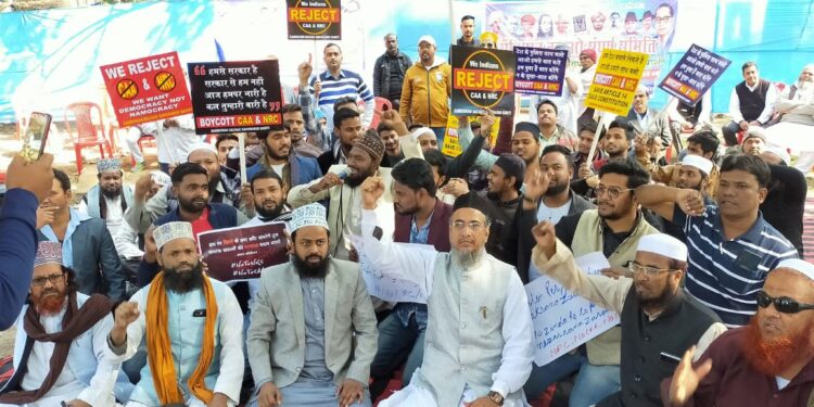 jamshedpur-barbar-andolan-जमशेदपुर में नाई समाज के लोग सड़कों पर, अनलॉक वन में नाई की दुकानों को खोलने की मांग तेज jamshedpur-barbar-andolan-जमशेदपुर में नाई समाज के लोग सड़कों पर, अनलॉक वन में नाई की दुकानों को खोलने की मांग तेज