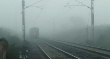 jharkhand-in-fog-घना कोहरा से एनएच और रेल यातायात प्रभावित, देर से चल रही ट्रेनें, एनएच पर गाड़ियों की आवाजाही थमी jharkhand-in-fog-घना कोहरा से एनएच और रेल यातायात प्रभावित, देर से चल रही ट्रेनें, एनएच पर गाड़ियों की आवाजाही थमी