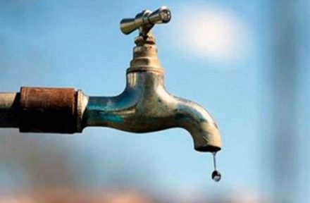 चाईबासा शहर में दो दिनों से जलापूर्ति बाधित, सड़कों पर बह रहा फटे पाइप से पानी चाईबासा शहर में दो दिनों से जलापूर्ति बाधित, सड़कों पर बह रहा फटे पाइप से पानी