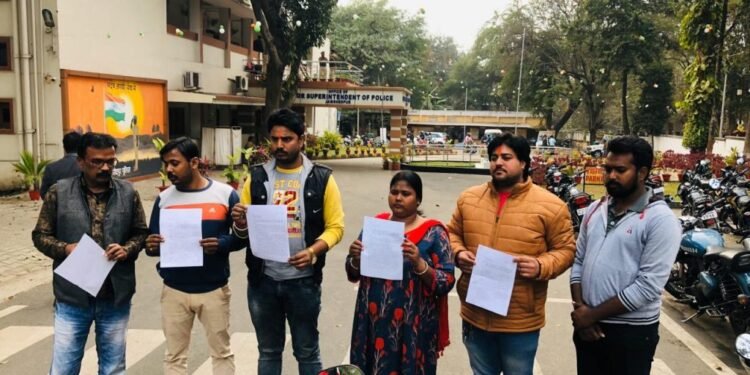 एसएसपी से मिला हिंदू उत्सव समिति का प्रतिनिधिमंडल, कहा- साहब, नारी के साथ हो रहा अत्याचार, अपराधी को मिल रहा सहयोग, जांच कर करें दोषियों पर कार्रवाई