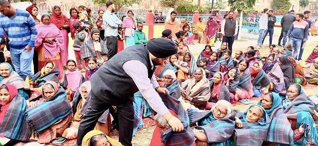 जरूरतमंदों ने कंबल प्राप्त करते ही कहा-ज़ुग- ज़ुग जियो काले कंबल वाले, काले ने कहा-हमें हमेशा याद रखना चाहिए कि हमारा हर काम ईश्वर की नजर में है जरूरतमंदों ने कंबल प्राप्त करते ही कहा-ज़ुग- ज़ुग जियो काले कंबल वाले, काले ने कहा-हमें हमेशा याद रखना चाहिए कि हमारा हर काम ईश्वर की नजर में है
